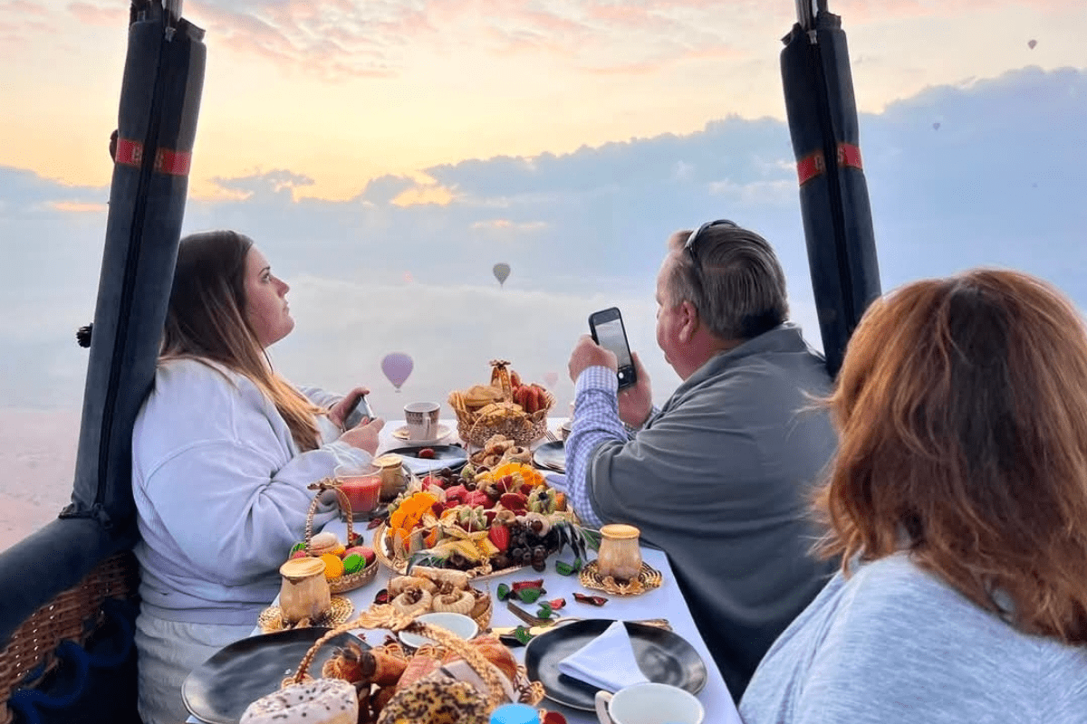 Montgolfière Marrakech au lever du soleil au-dessus du désert d’Agafay