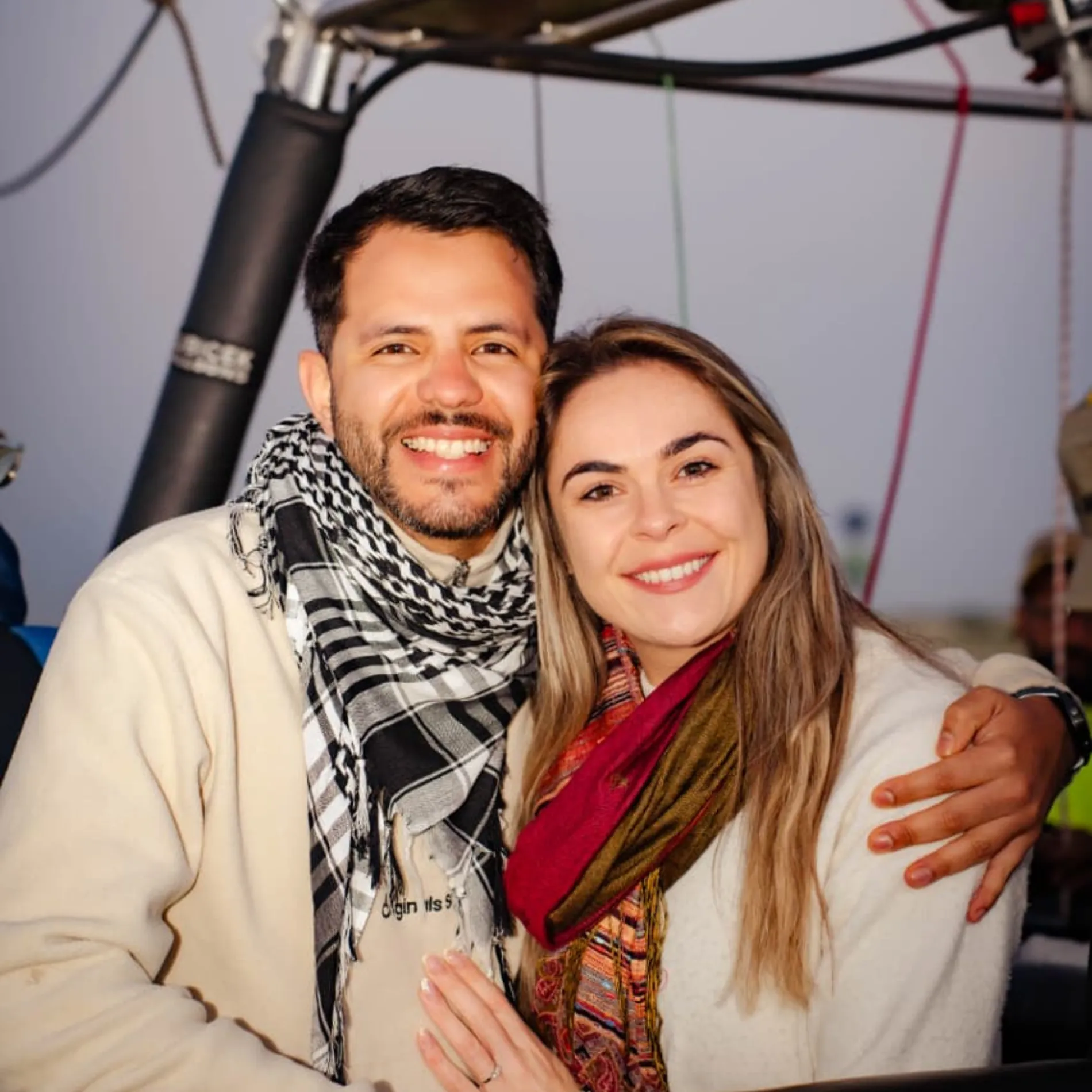 Montgolfière colorée volant au lever du soleil au-dessus du désert de Marrakech et des montagnes de l’Atlas au Maroc