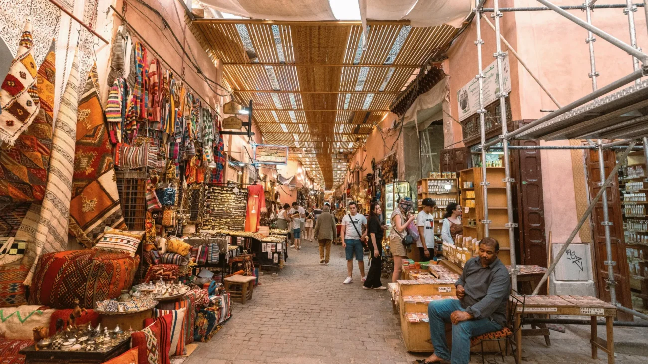 Vue panoramique de Marrakech et du désert d’Agafay avec activités touristiques, nature et expériences uniques au Maroc