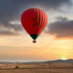 Air balloon Marrakech au lever du soleil avec vue panoramique sur les paysages de Marrakech.