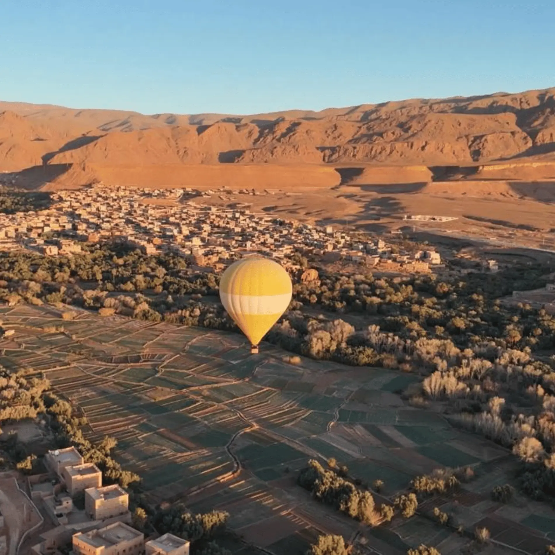 Vue aérienne du Ksar Aït Ben Haddou depuis une montgolfière à Ouarzazate